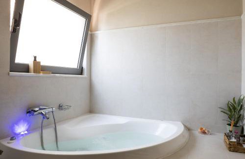 Hestia Grey Villa with Guest House & Private Pool - Foto 28