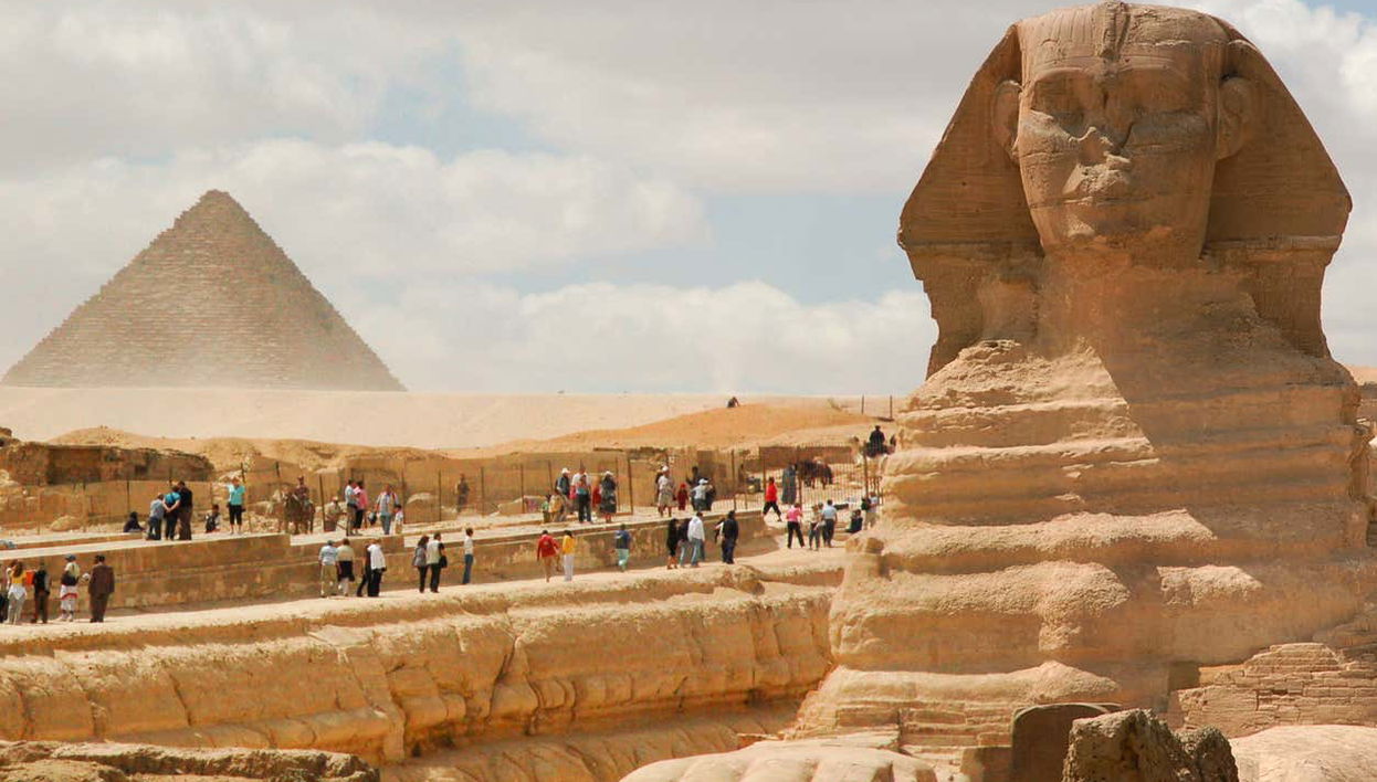 A imponente Esfinge no planalto de Gizé