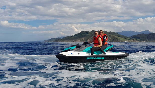 Una coppia a bordo di una moto d'acqua