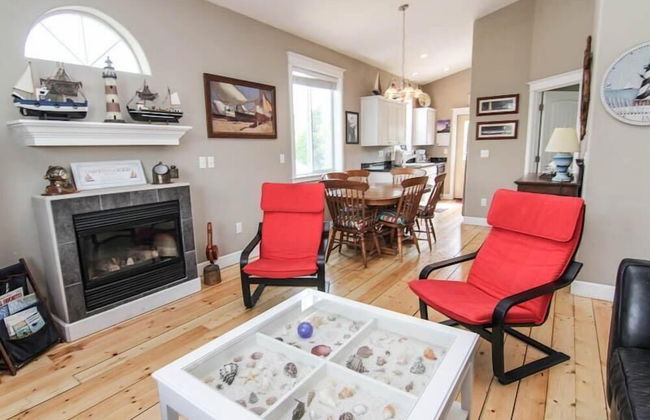 Lola's Lighthouse - Photo 22