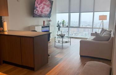 Luxury 1BR w Stunning Floor-to-Ceiling Water Views - Foto 15