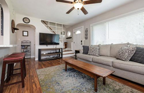 OPEN 4BR2BA Sleeps 8 Near Hwy Covered Deck - Foto 3