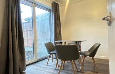 Camberly Spacious 3BR House for 5 super Fast WiFi Free Parking Ideal for Families & Contractors - Foto 5