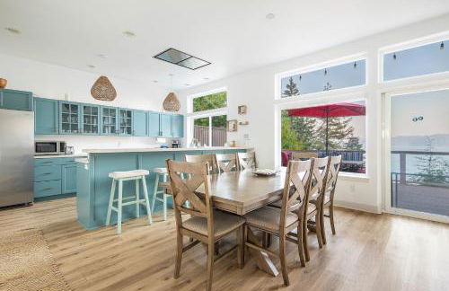 Modern retreat w/ stunning views & hot tub - Photo 1