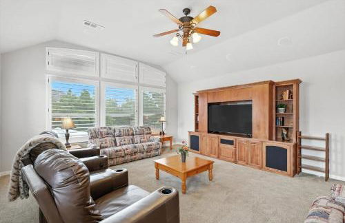 Lewisville Luxe Pool Getaway - Patio BBQ TV Room - Foto 22