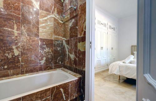 Large Ground Floor Apartment with Private Garden and Beach Access - Photo 41