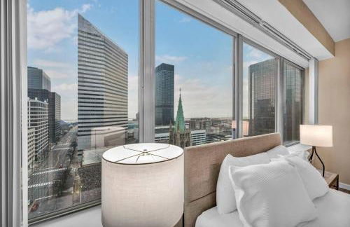 Luxury 13th Floor Condo: Downtown/ Parking 29 /Gym - Photo $