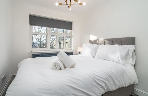 Pass the Keys Stylish 4 Bedroom Home with Parking in Borehamwood - Foto 9