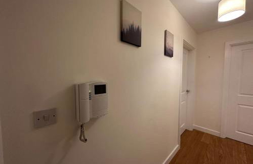 Modern 2 bed 2 bath Flat Close to Train station - Foto 1