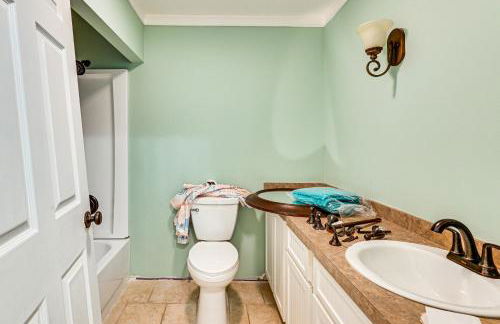 1 Block to Sims Park Spacious Getaway with Balcony - Foto 25