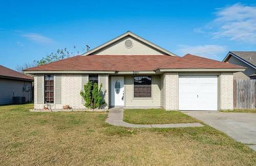 4 Bedroom 2 bath Beautiful spacious home for rent 1300 a month - Photo 1
