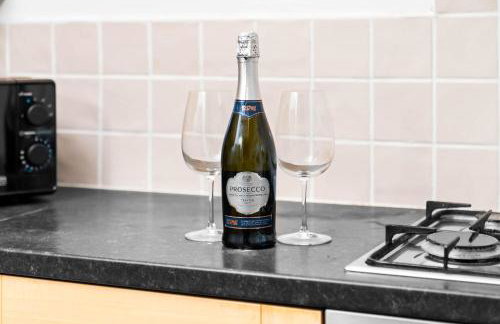 3 Bedroom House - Garden - Parking - Interior Designed - Netflix - Wifi - 52H - Foto 12