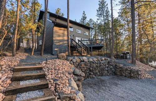 Pinetop Getaway with Sunset Deck & Fire Pit Table - Foto 1