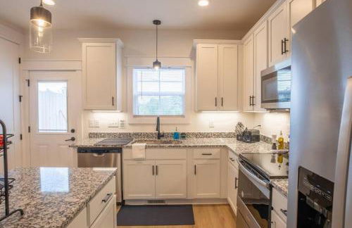 Cozy Townhouse Close to Downtown - Foto 22