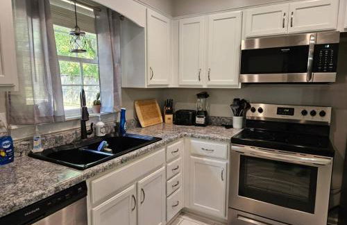 Luxury Pool with King beds Near Shops and Dining - Foto 49