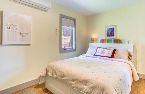 Walk to Bethel Woods Family Home with Deck and Views! - Foto 17