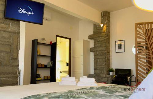 Beaches 1 min away - Free WiFi - Smart TV - AC - Foto 8