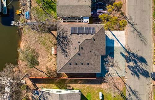 Lakefront Retreat • Private Yard + Fireplace - Foto 9