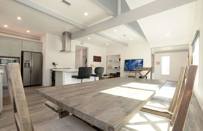 Spacious House on Melrose w Private Backyard Gym - Photo 8