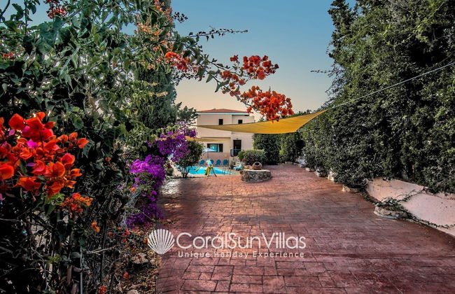 Wonderful Quiet Area, Completely Privacy, Large Private Pool, Colourful Garden - Foto 52