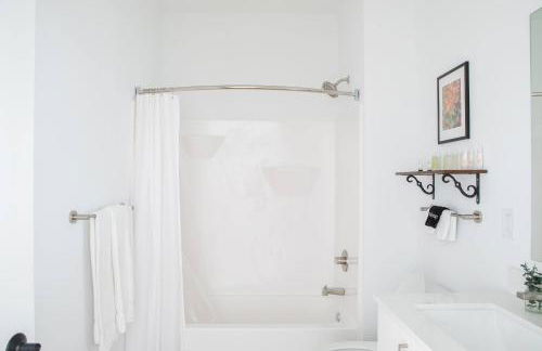 Chic East Side 1BR Apt with Balcony, Pool, and Gym - Foto 16