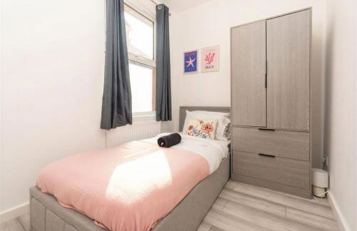 Amanah Properties - Elegant 4-Bedroom Home in Wembley with Parking, Perfect for Contractors - Foto 19