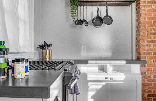 Tiny Home w MIL suite - 3 MI to DT - Foto 34