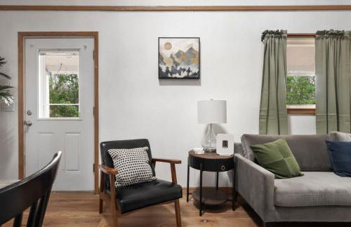 Cozy cabin w hot tub, fire pit & pet-friendly - Foto 31