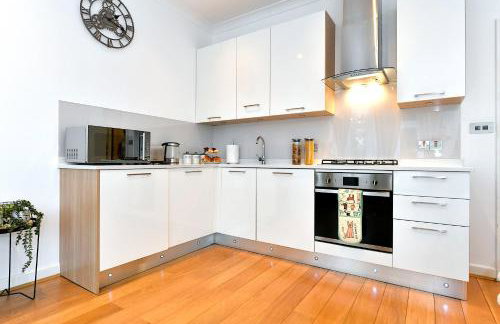 Hendon Escape Luxury Apartment with En-suite Bath - Photo 15