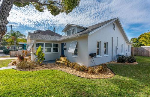 Adorable Dog Friendly Home with Fenced Yard, Office, STEPS to Canal & Hospital! - Foto 39