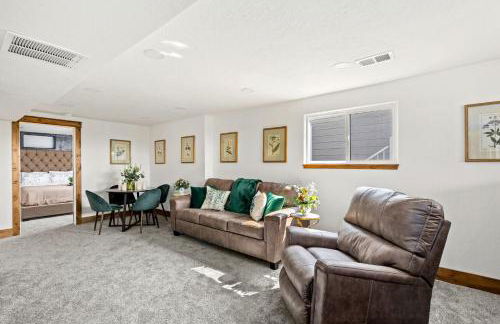 Great Falls Premier Retreat by Wrecked & Refined Stunning Views Hot Tub Family Fun - Foto 19