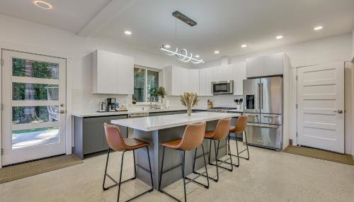 Waterfront Patio! Stylish Family Home in Everett - Foto 2