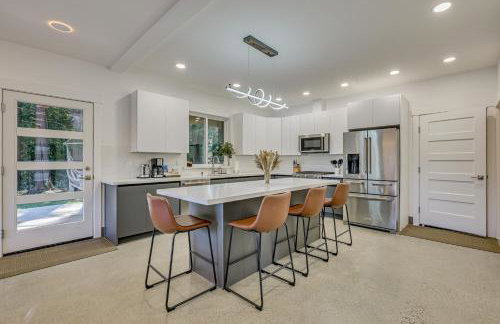 Waterfront Patio! Stylish Family Home in Everett - Photo 2