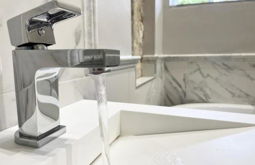 Upside house Beautiful 5 bedroom house sleeps 13 with hottub, games room and garden near Bath - Foto 34