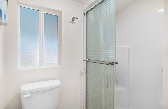 Charming Escape With Stylish Decor & Outdoor Space - Foto 26