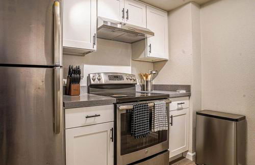 Condo with king bed, walk to Microsoft & park - Foto 10