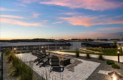 Family-Fun Lakeside Luxury at Topsider in Osage w/ 2 Pools, Prime Views Pack N' Play & Games - Foto 38