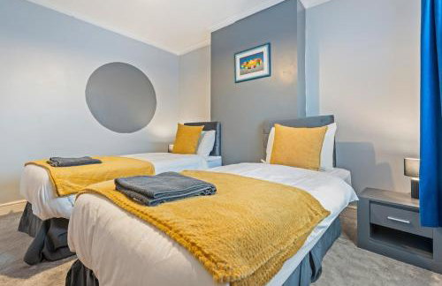 Modern 2 bed home - sleeps 5 - free parkng - Photo 3