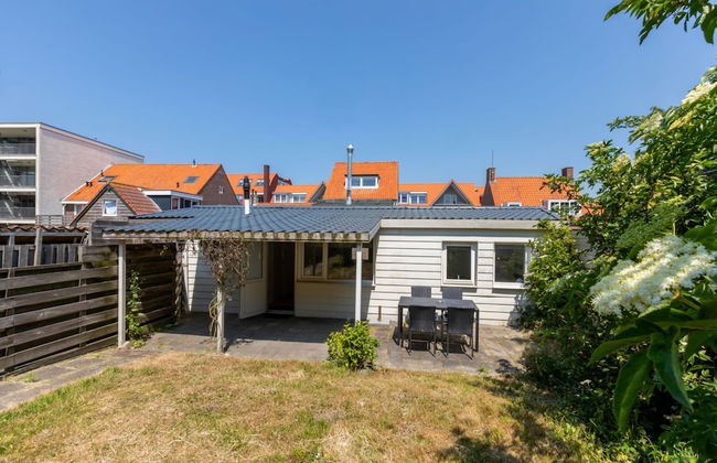 Cozy Holiday Home 3 Minutes From the Beach! - Photo 19