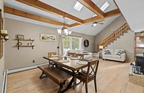 3BR Lake Luzerne Retreat with Game Room & Cozy Fire Pit - Foto 7