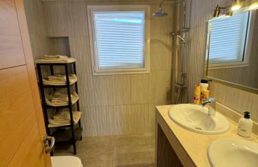 VILLA BLOSSOM in the beautiful area of Puerto Santiago Tenerife with 5 bedrooms for up to 10 guests private swimming pool and many other activities to entertain the family Secure parking for 2 cars and disabled access throughout - Foto 65