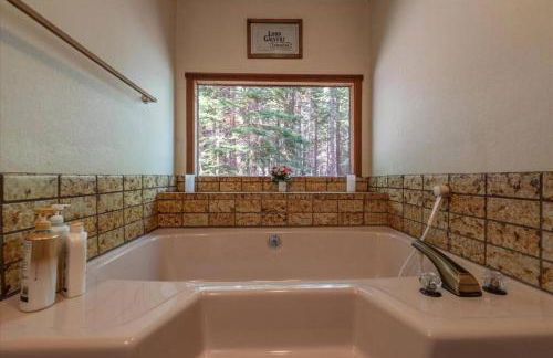 3BR Tahoe Donner Cabin with HOA Perks like Pools Hot-Tub Minutes to Trails Lake Golf - Foto 49