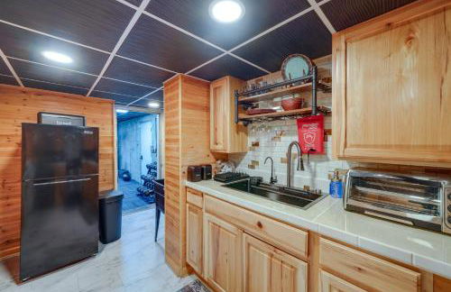 Beckley Studio with Private Hot Tub and Home Gym! - Foto 12