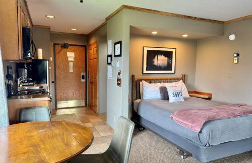 Ski in Ski out Cozy Studio Condo, Pool, Hot Tub, Views of Moose Mtn - Foto 18