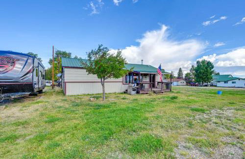 Hunt, Fish and Hike Home with Deck in Encampment - Foto 20