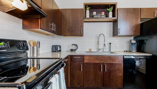 Classy 2BR-Parking, Rooftop,Near Arrowhd & TMobile - Photo 5