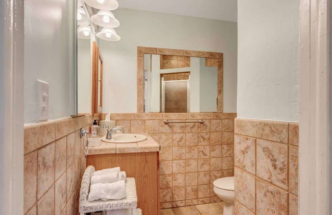 The Secret Garden - The Cottage Near Beach, Shops, Restaurants, Pet Friendly, Close to Lucerne Ave! - Foto 23