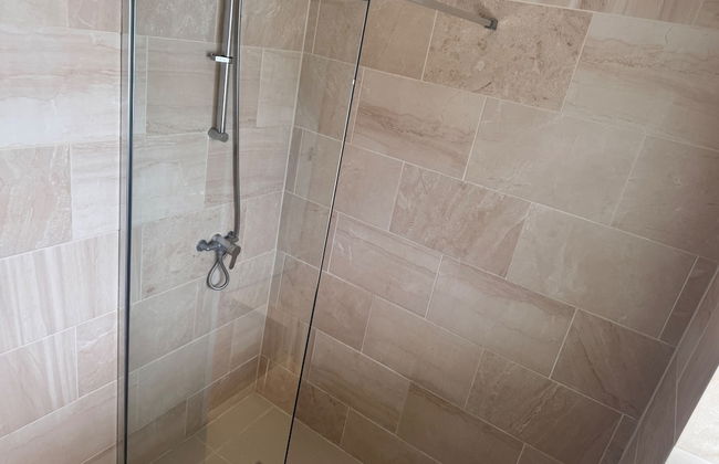 Pet-friendly - 2 Bedrooms Bungalow hot tub Parking - Foto 15