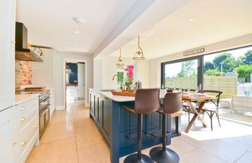 Adgestone Villa - A Luxurious Countryside Escape with Heated Pool, Near Sandown Beach, Dog Friendly in Rural Sandown - Perfect Getaway for Family & Friends - Photo 26