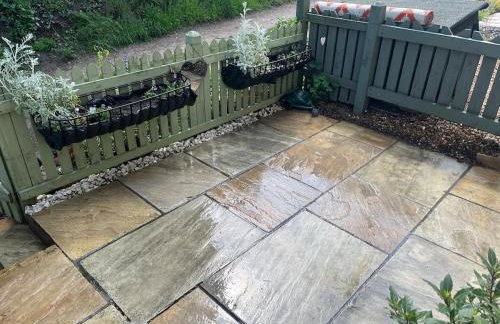 Cosy 2-Bed Home by Pink Flamingo Holdings, Perfect for Business & Groups - Photo 3